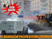 Protestocular iş makinelerini polisin üzerine sürdü