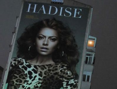 ASTORIA - Hadise'den afişli nispet!