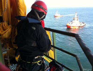 Dev Petrol Platformundaki 5 Greenpeace Üyesi Uluslararası Sulara Doğru İlerliyor