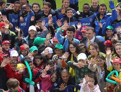 Fenerbahçeli futbolcular çocuklarla bir araya geldi