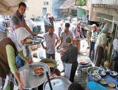 HALİT ERGENÇ - Kuşu’Da 5 Bin Kişiye Hayır Yemeği Dağıtıldı