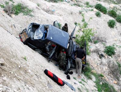 Otomobil Şarampole Yuvarlandı: 1 Ölü, 2 Yaralı