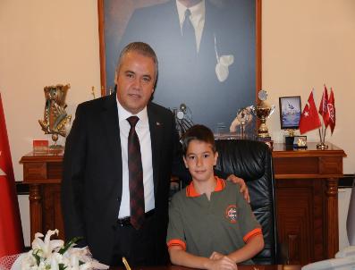 TALAK - Belediye Başkanları Koltuklarını 1 Günlüğüne Minik Başkanlara Devretti.