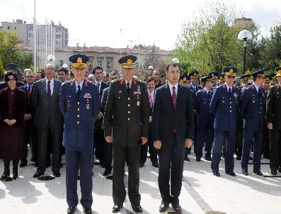 ZEKI ÇOLAK - Diyarbakır‘daki 23 Nisan Etkinliklerine Başkan Baydemir Katılmadı