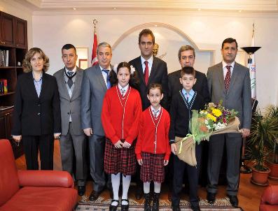 İlköğretim Okulu Öğrencisi Rektör Koltuğuna Oturdu