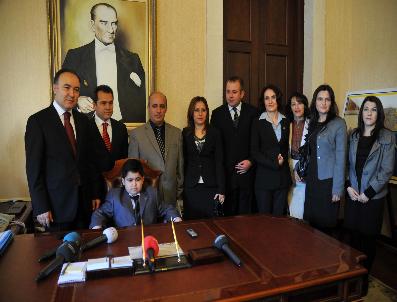 Küçük Vali, 25 Kez Ameliyat Masasına Yattı, 3 Böbrek, 1 Karaciğer Nakli Oldu