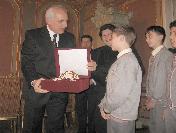 Vali Mutlu, Koltuğunu Şarkı Söyleyerek Devretti