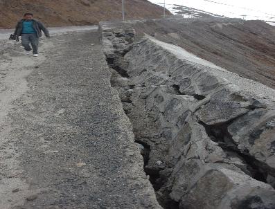 Palandöken Yolunda İstinat Duvarı Göçtü