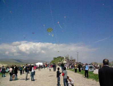 CENGIZ ÖZALP - Yetmişlik Ninelerin Uçurtmaları Gökyüzünü Renklendirdi