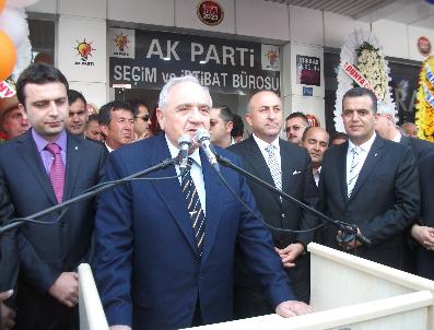 Bakan Gönül ‘Hiç Bakan Görmedik‘ Diyen Çocuklara Harçlık Dağıttı