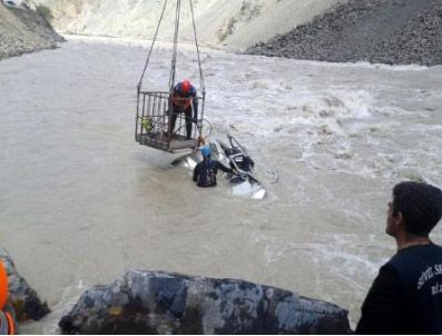 ORHAN KEMAL - Kayıp Mühendislerin Kamyoneti Çoruh Nehrinde Bulundu