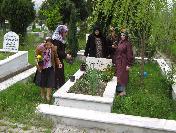 Ak Parti Kadın Kolları Şehit Mezarlarını Ve Ailelerini Ziyaret Etti