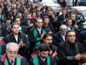 Kck Duruşmasına Katılmayan Avukatlar Adliye Önünde Eylem Yaptı