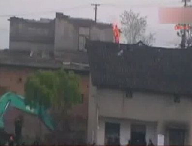 Evini yıktırmamak için kendini yaktı