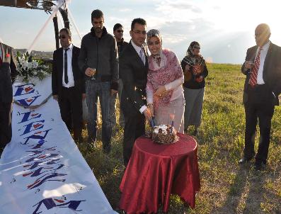 Doğum Gününde Gökyüzünde Evlendi