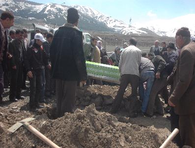 Erzurum‘da Trafik Kazasında Ölen 5 Kişiden 4‘Ü Toprağa Verildi
