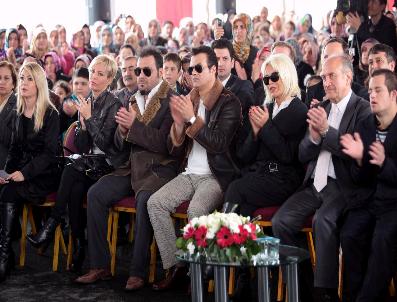 HAKAN PEKER - Ajda Pekkan‘dan Tedavi Gören Köpeğe Öpücük