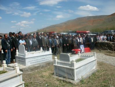 MURAT SARı - Sobadan Zehirlenen Öğretmenin Cenazesi Gözyaşlarıyla Toprağa Verildi (2)
