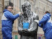 Dostoyevski Temizlik İçin Kendi Kovasını Tuttu