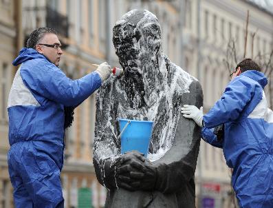 DOSTOYEVSKİ - Dostoyevski Temizlik İçin Kendi Kovasını Tuttu