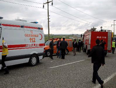 Otomobil Direğe Çarptı: 5 Yaralı