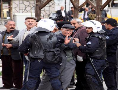 NAZMI GÜR - Van‘da Gergin Cuma Namazı
