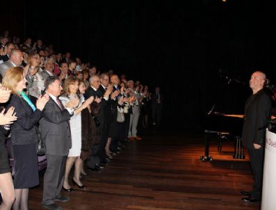İDİL BİRET - Piyanist Burçin Büke'nin Hollanda'daki konserine yoğun ilgi