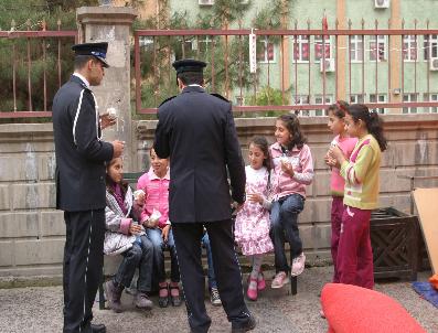 RECEP GÜVEN - Polis, Çadırda Teçhizatlarını Sergiledi