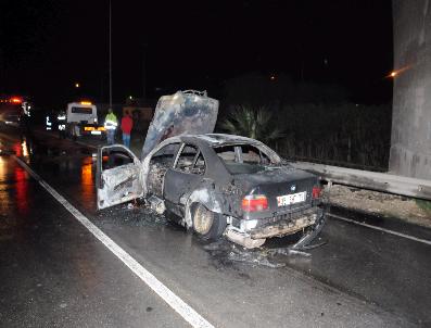 Kaza Yapan Otomobil Alev Alarak Yanmaya Başladı