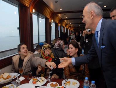 KURUPELIT - Başkan Yılmaz, Otistik Çocukları Gemide Ağırladı