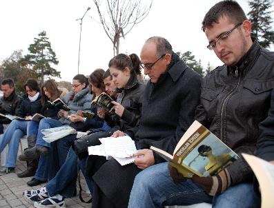 Hükümet Meydanı‘nda Valiyle Birlikte Kitap Okudular