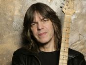 Mike Stern 11 Nisan'da geliyor