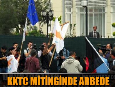LEFKOŞA BÜYÜKELÇILIĞI - Mitingde Rum bayrağı açtılar