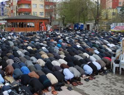 Çadırda Cuma Namazı Kıldılar