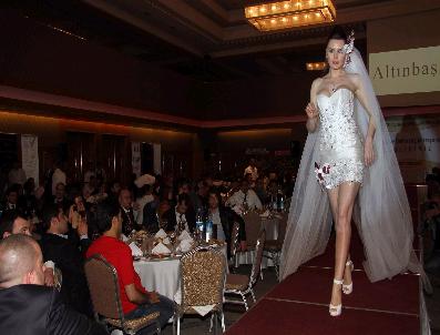 SİMGE TERTEMİZ - Altın Fuarı Kapsamında Düzenlenen Defile Büyük İlgi Gördü