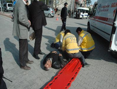 Ehliyetsiz Sürücü Kaza Yaptı, Yarasına Aldırış Etmeden Sigara İçti