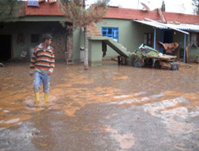 VENEDIK - Şanlıurfa'da Ürünleri Dolu Vurdu, Evleri Sel Bastı
