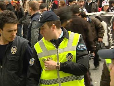 Yaralandı, Görevine Devam Etti