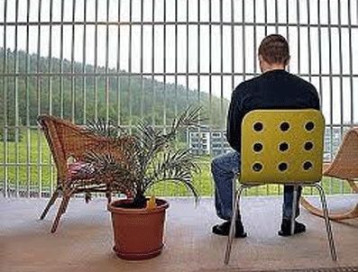 DAILY MAIL - Burası 5 yıldızlı otel değil, cezaevi