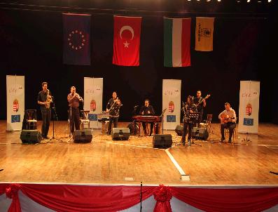 Dicle Üniversitesi‘nde Macar Kalan Bologh Ve Çigan Santur Grubu Konser Verdi