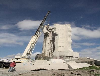 Kars’Taki Anıttan 5 Parça Söküldü