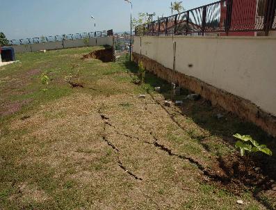 Kız Lisesinin İstinat Duvarı Yıkıldı