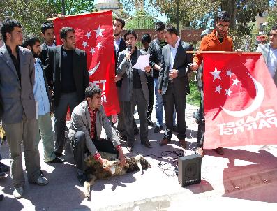 Saadet Partililerden Ak Parti‘li Burhan Kuzu’Ya İlginç Protesto