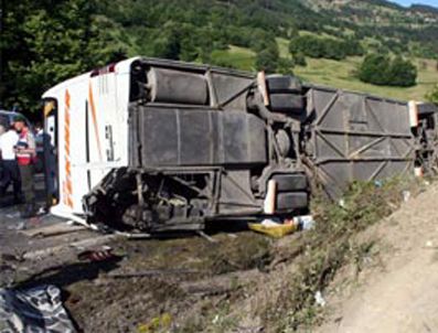 Yolcu otobüsü devrildi 1 kişi hayatını kaybetti