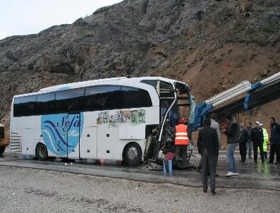 Kayalardan Kaçan Tır Otobüsle Çarpıştı 6’Sı Ağır 40 Kişi Yaralandı