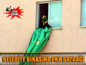 Seçim bürosu açılışında belediye binasına PKK bayrağı asıldı
