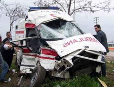 VEYSEL ÇIFTÇI - Yaralı taşıyan ambulans ile otomobil çarpıştı