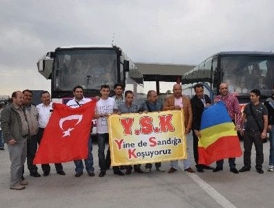 İLHAN CİHANER - Oy kullanmak için 900 kilometre yol kat ettiler