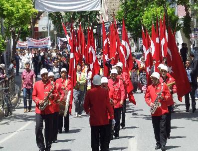 19 Mayıs Kutlamaları Gençlik Yürüyüşüyle Başladı