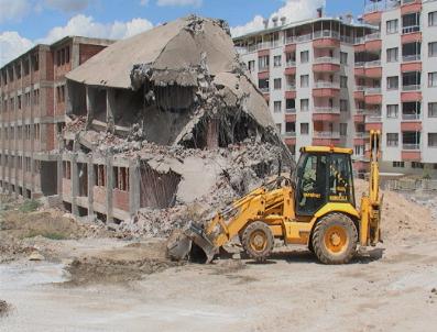 20 Yıllık Bina Yıkılmaya Başlandı